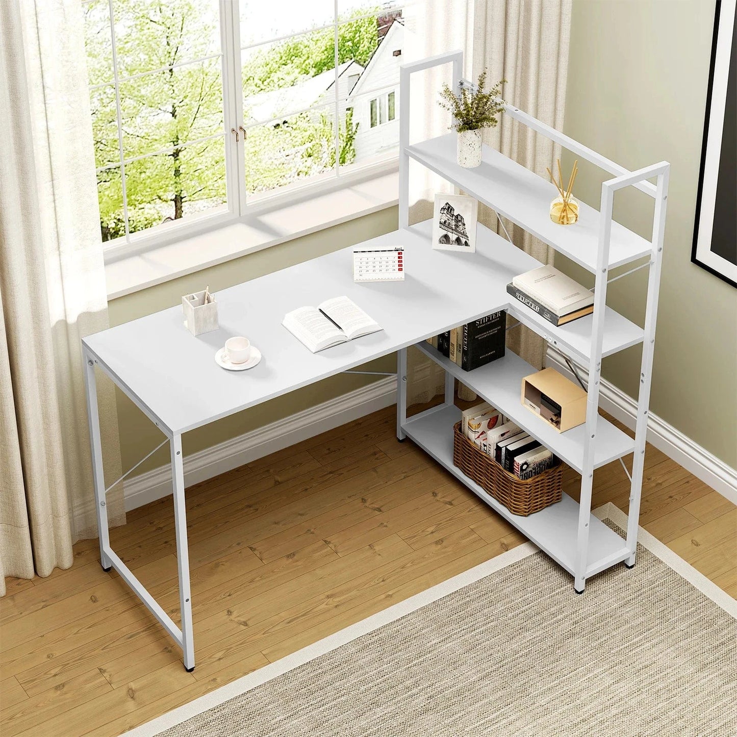 Bureau blanc équipé d'une étagère
