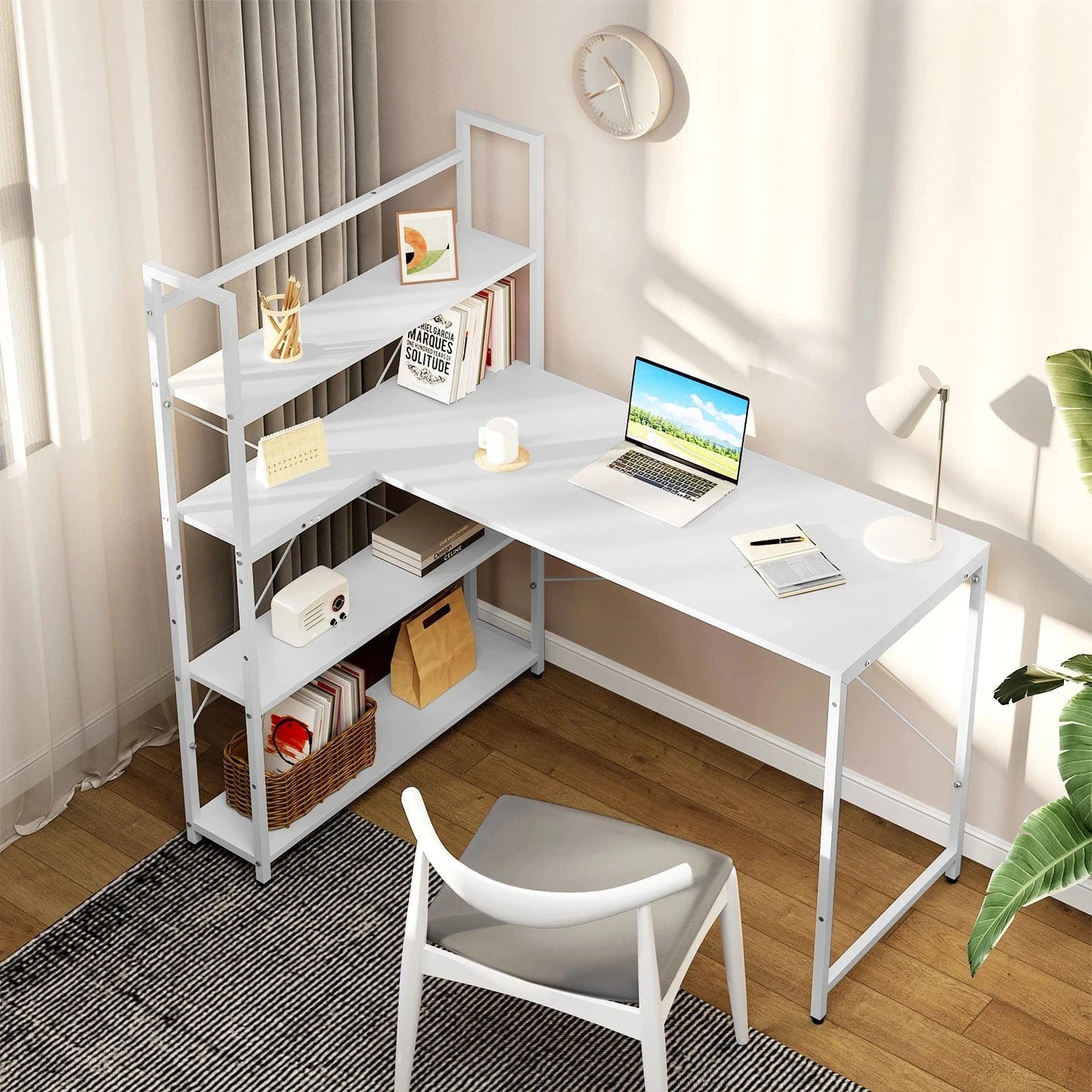 Bureau blanc équipé d'une étagère