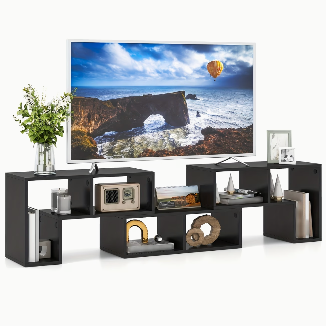 Meuble télé modulable noir avec un téléviseur posé dessus, adapté à un espace d'accueil