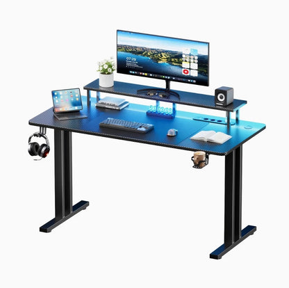 Bureau gamer avec rehausseur d'écran installé en poste de travail