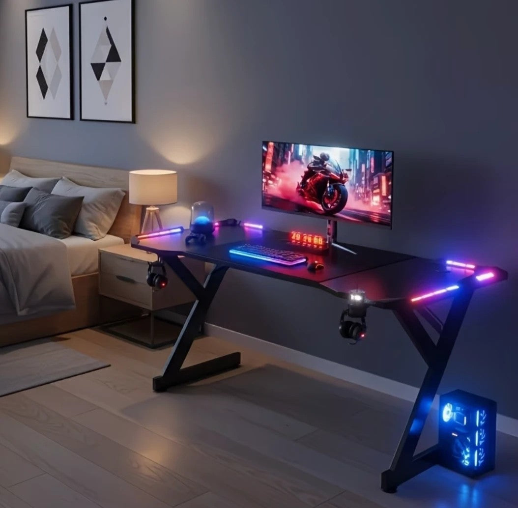 Bureau gamer LED RGB installé dans une chambre