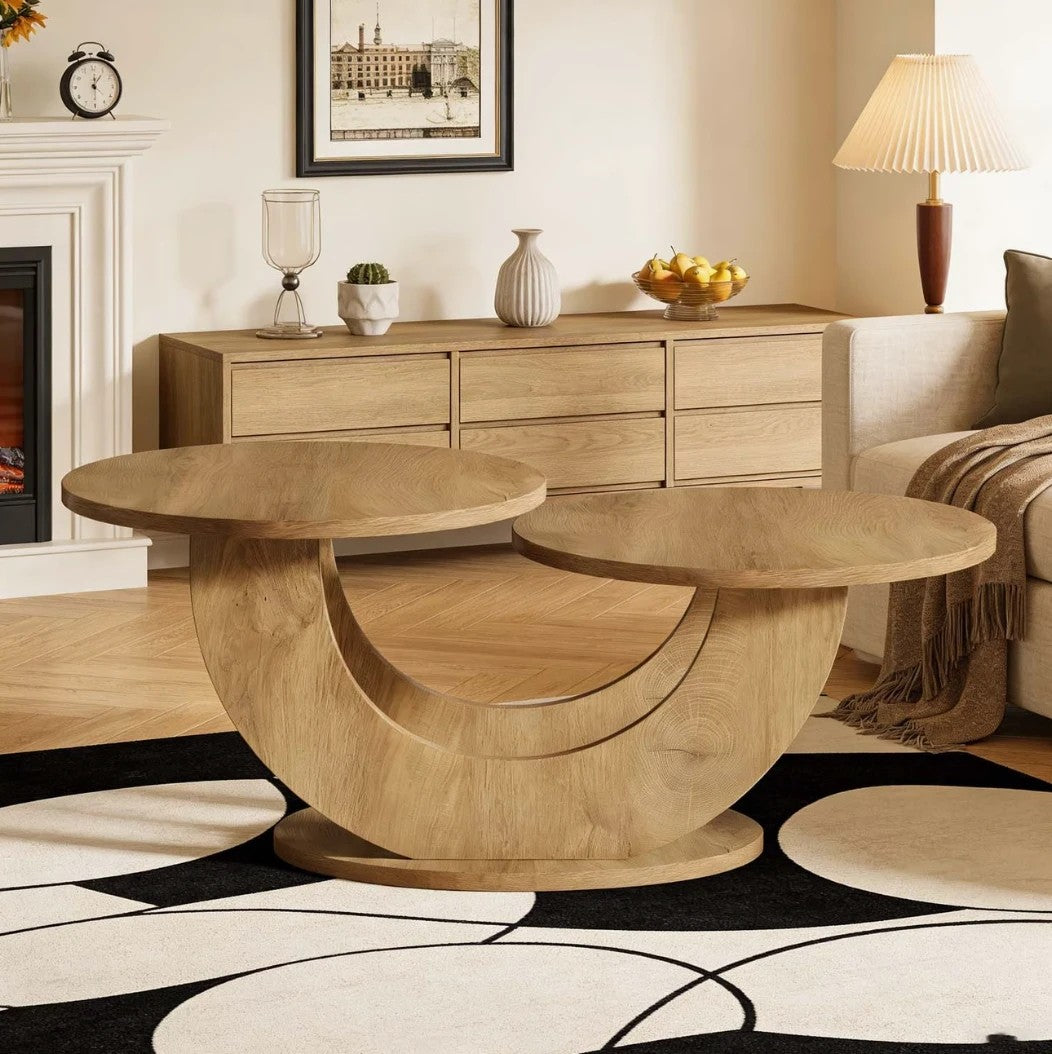 Table basse bois design à deux plateaux près d'une cheminée