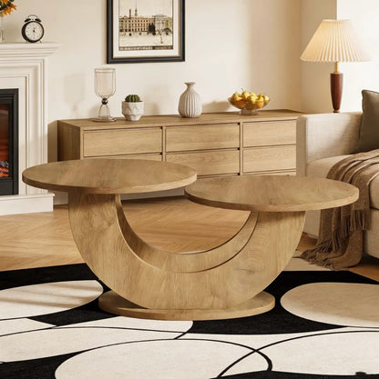Table basse bois design à deux plateaux près d'une cheminée