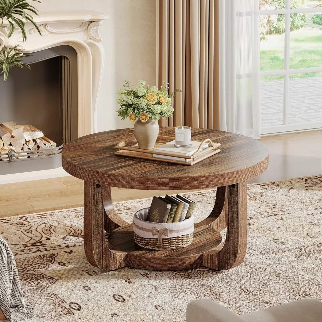 Table basse ronde en bois installée devant une cheminée