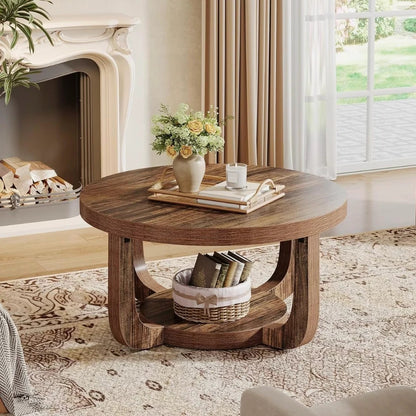 Table basse ronde en bois installée devant une cheminée
