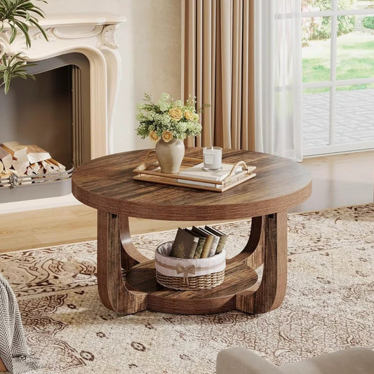 Table basse ronde en bois installée devant une cheminée