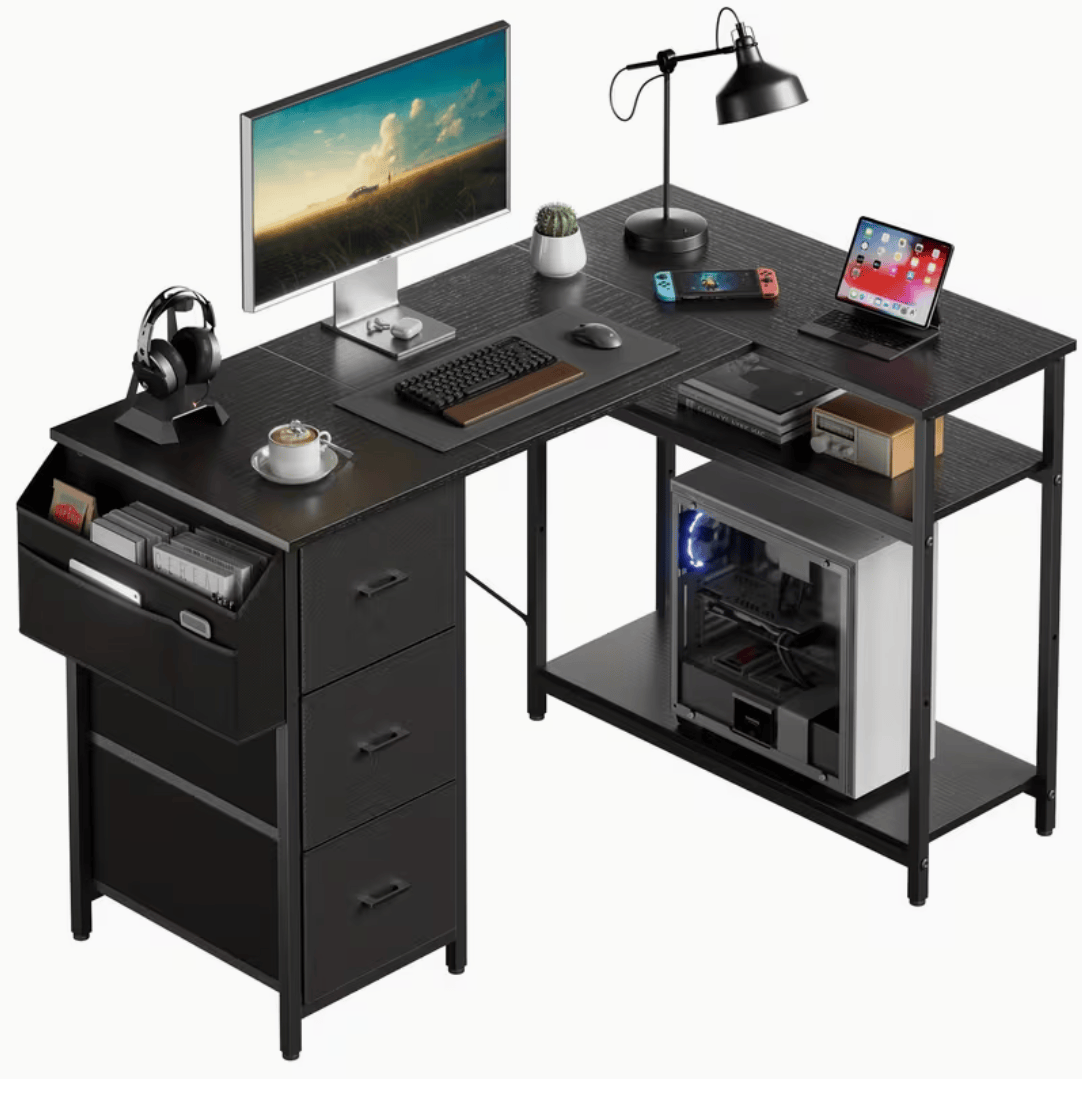 Bureau d'angle noir avec étagère et tiroirs intégrés pour setup gaming