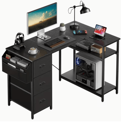 Bureau d'angle noir avec étagère et tiroirs intégrés pour setup gaming