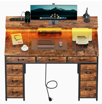 Bureau bois et noir 8 tiroirs, vue de face avec étagère, prises intégrées et éclairage