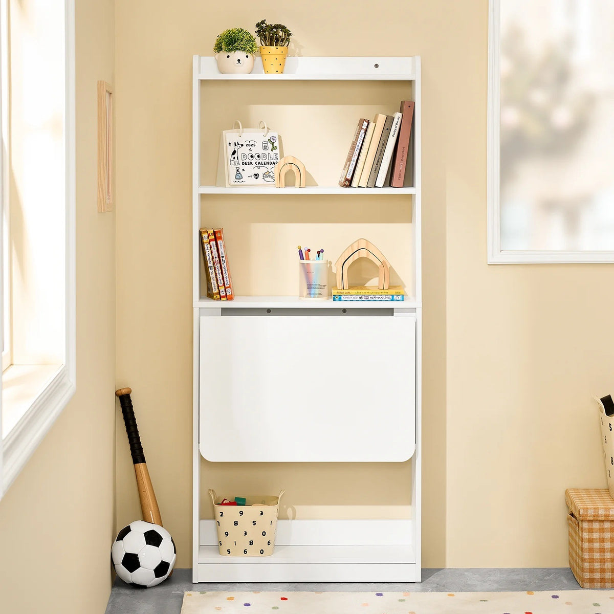 Bureau escamotable blanc replié contre le mur dans une chambre