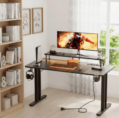 Bureau gamer carbone avec étagère écran setup gaming PS5 et casque