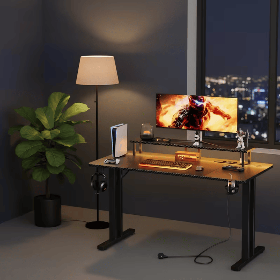 Bureau gamer carbone setup gaming nocturne ambiance ville