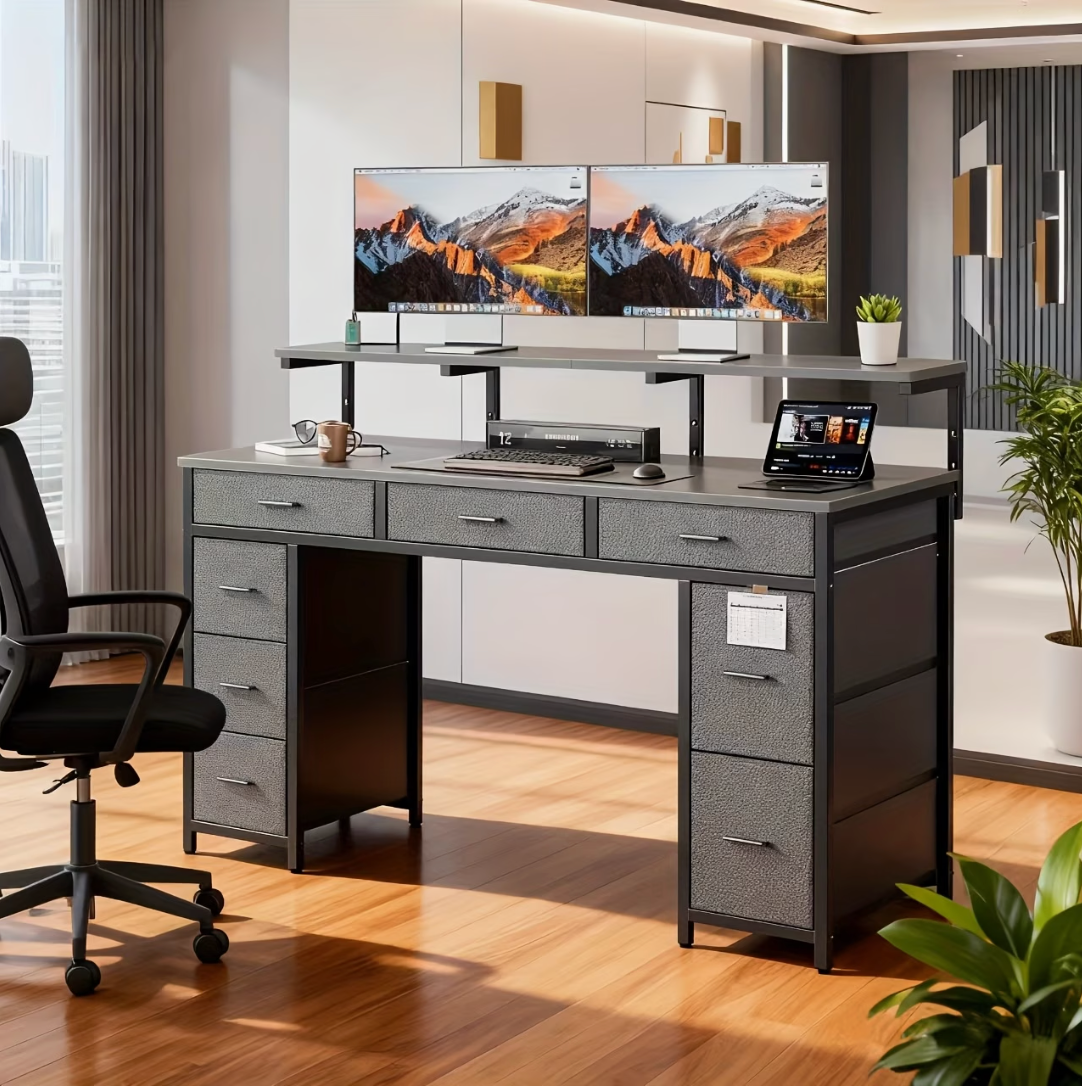 Bureau gris 8 tiroirs installé dans un bureau professionnel avec deux écrans