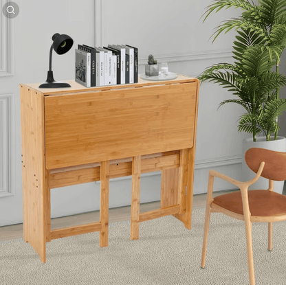 Bureau bambou en décoration salon avec lampe et plante monstera