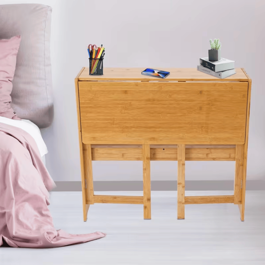 Bureau bambou plié en table d'appoint avec livres