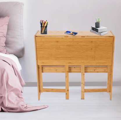 Bureau bambou plié en table d'appoint avec livres