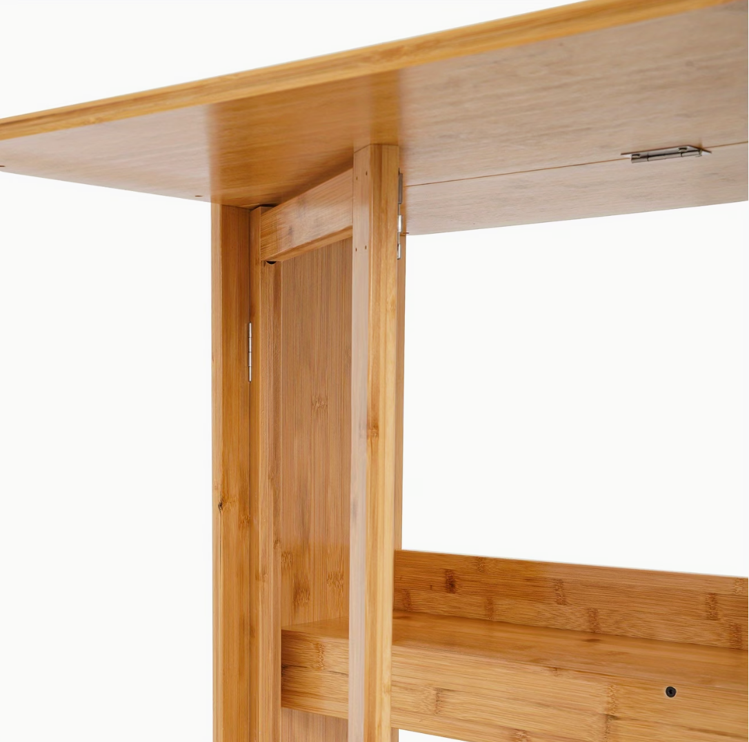 Détail du piètement, de la charnière et de l'étagère basse du bureau pliable en bois bambou