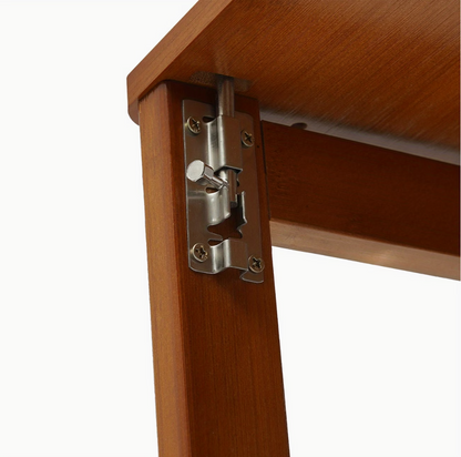 Détail de la charnière métallique de verrouillage du bureau pliable en bois, finition ébène