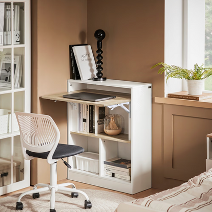Bureau pliable mural blanc et bois déplié dans une chambre, avec chaise et rangements