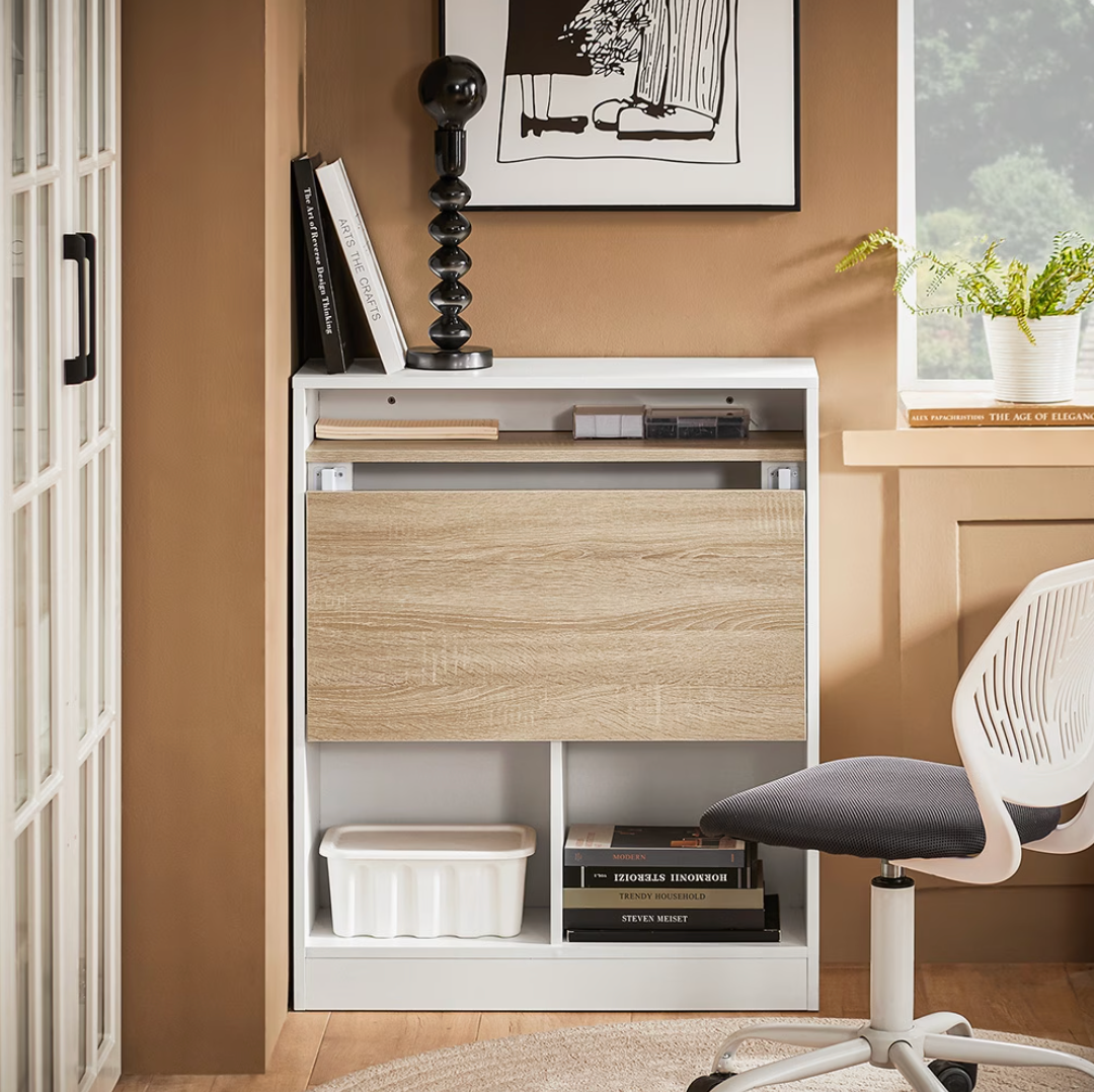 Bureau pliable mural blanc et bois replié contre le mur, encombrement réduit