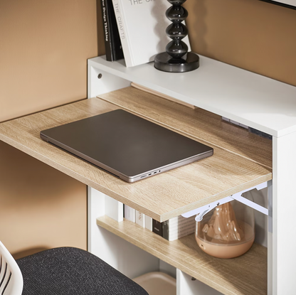 Plateau déplié du bureau pliable mural avec un ordinateur portable posé dessus