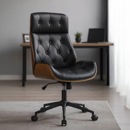 Chaise de bureau capitonnée devant un bureau