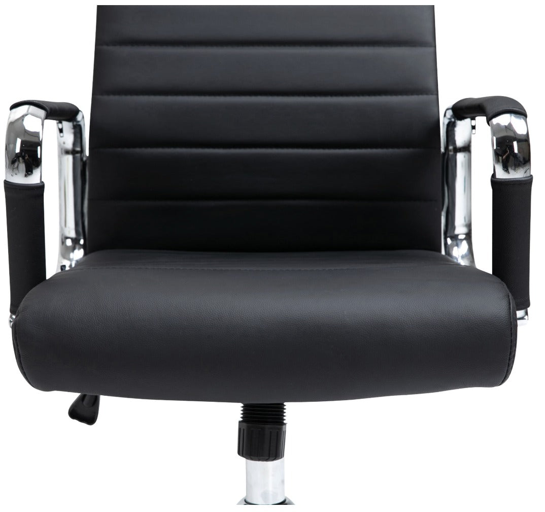 Assise en cuir et accoudoirs chromés