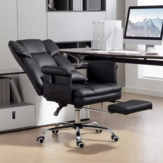 Chaise de bureau massante noire, dossier incliné et repose-pieds sorti