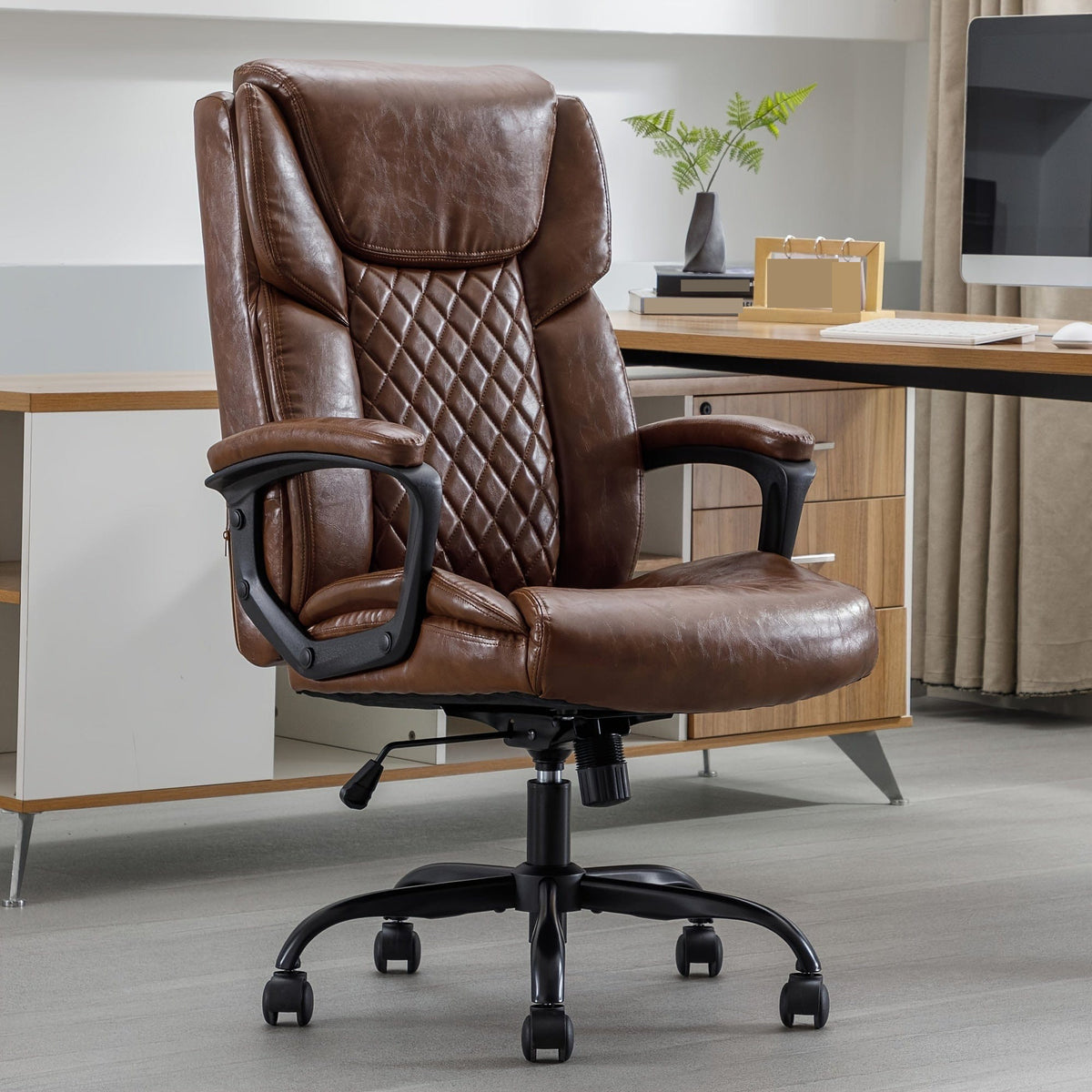 Chaise de bureau simili cuir marron dans un bureau