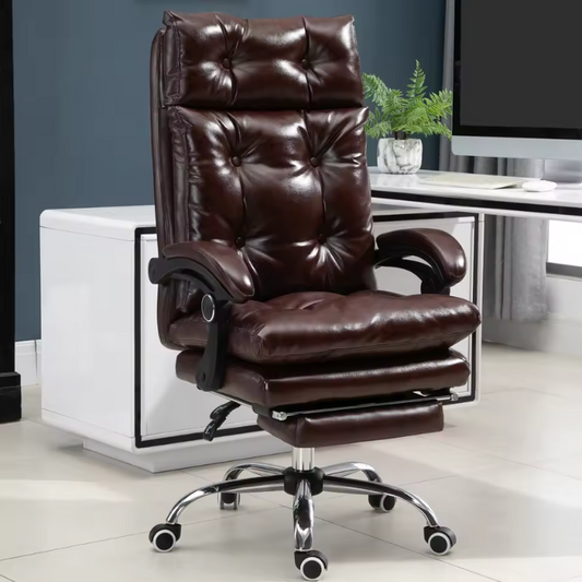 Chaise de bureau vintage marron installee devant un bureau blanc