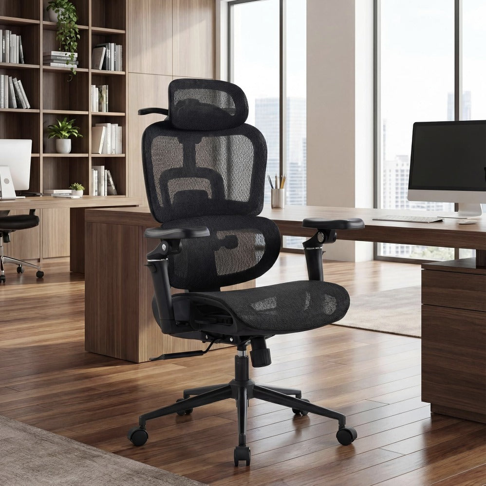 Chaise de bureau ergonomique devant un bureau
