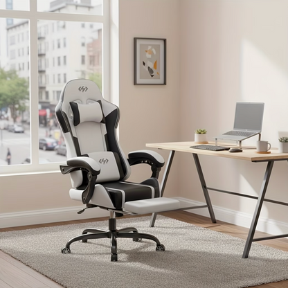 Chaise de bureau gamer blanche installée devant un bureau, dans une pièce claire