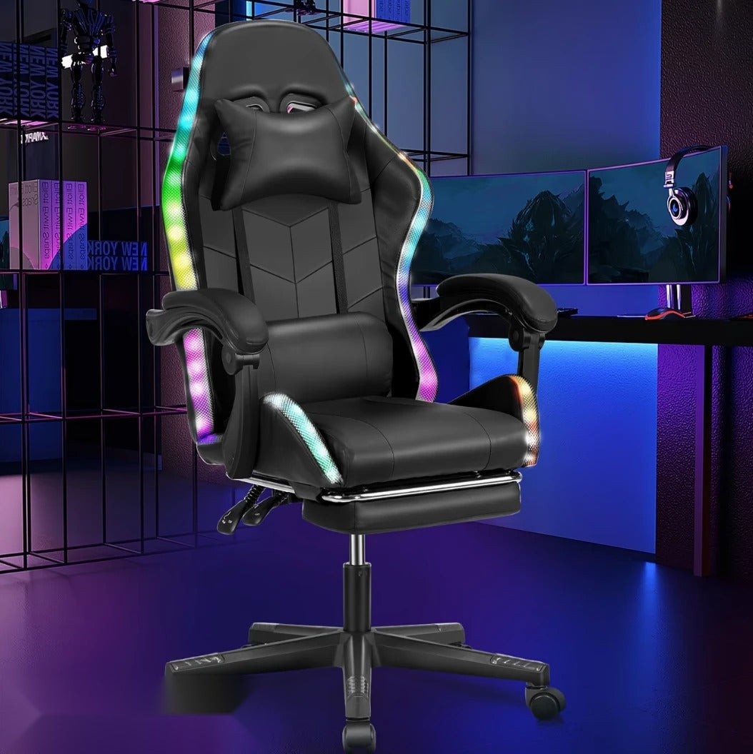 Chaise gamer LED RGB avec son repose-pieds déployé devant un bureau