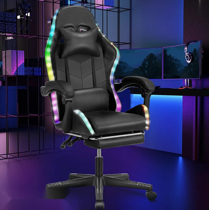 Chaise gamer LED RGB avec son repose-pieds déployé devant un bureau