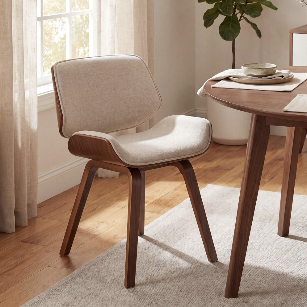 Chaise scandinave crème dans une salle à manger