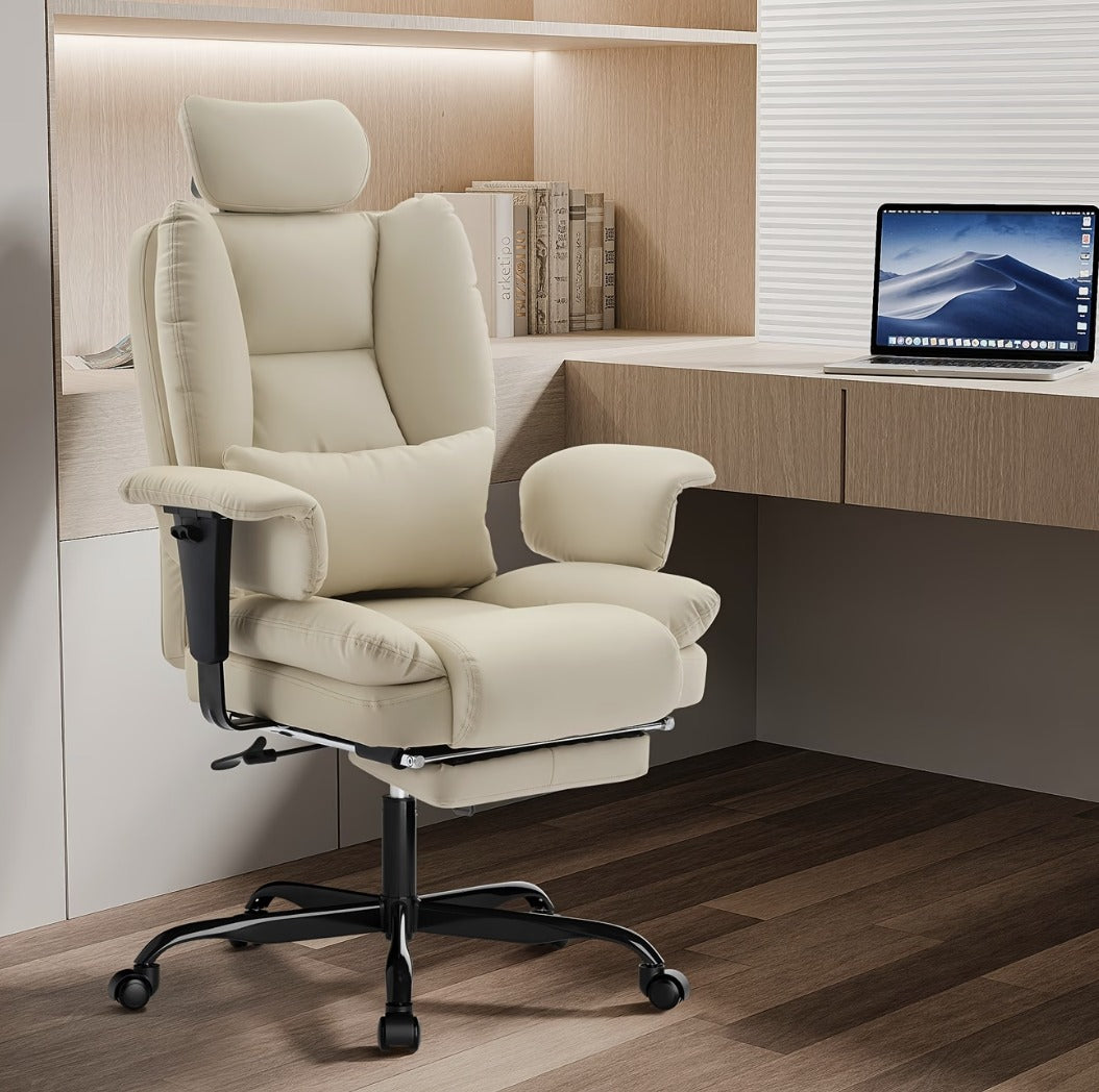 Fauteuil de bureau matelassé beige installé devant un bureau en bois