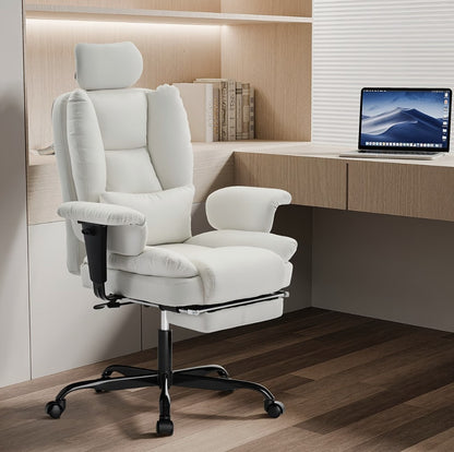 Fauteuil de bureau matelassé blanc dans un coin bureau clair