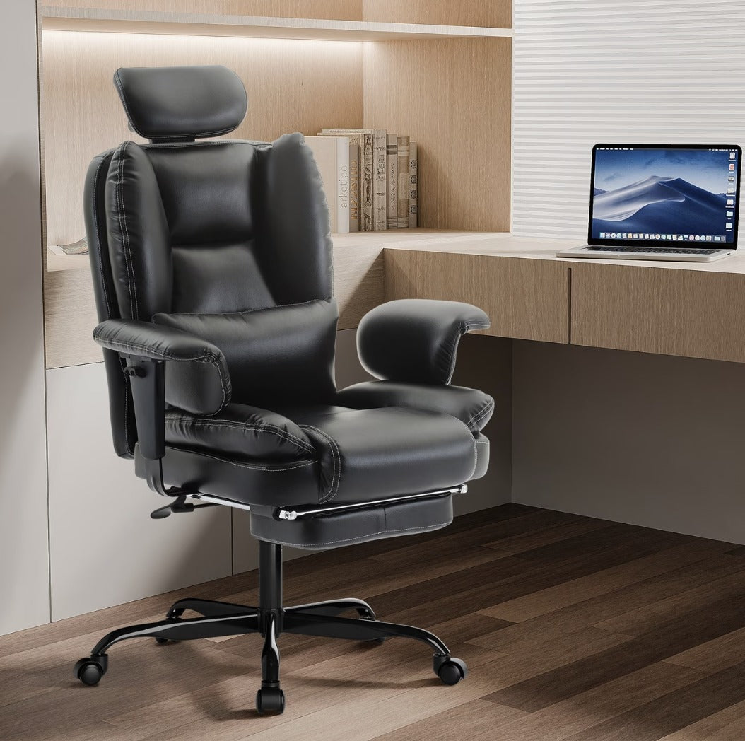 Fauteuil de bureau matelassé noir installé dans un bureau