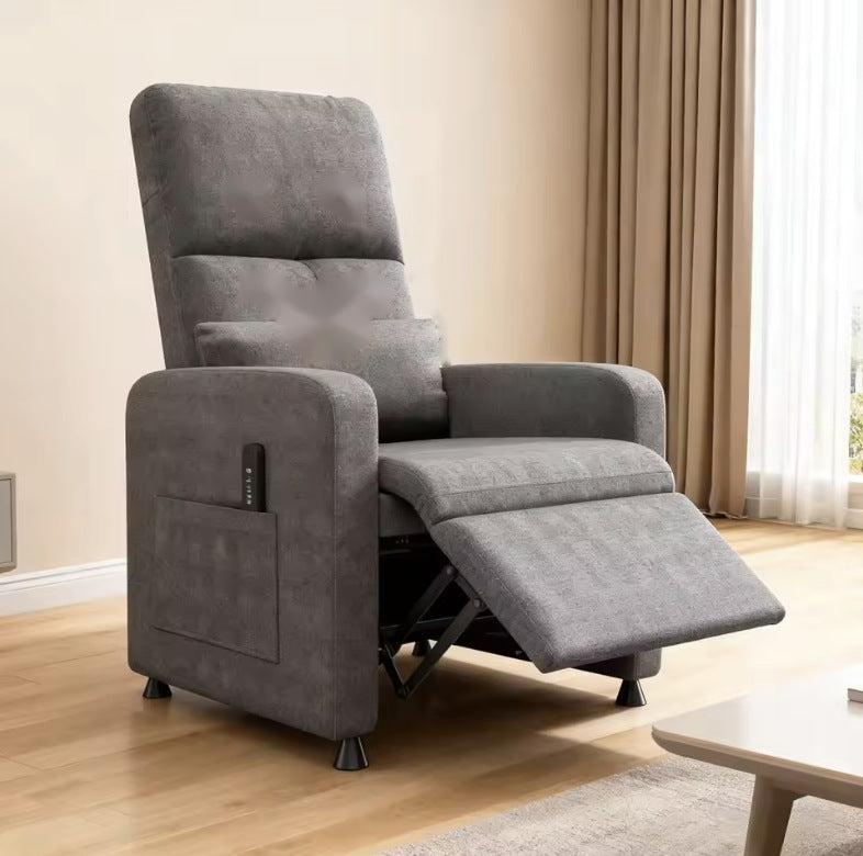 Fauteuil relax massage électrique chauffant gris avec repose-jambes déplié dans un salon