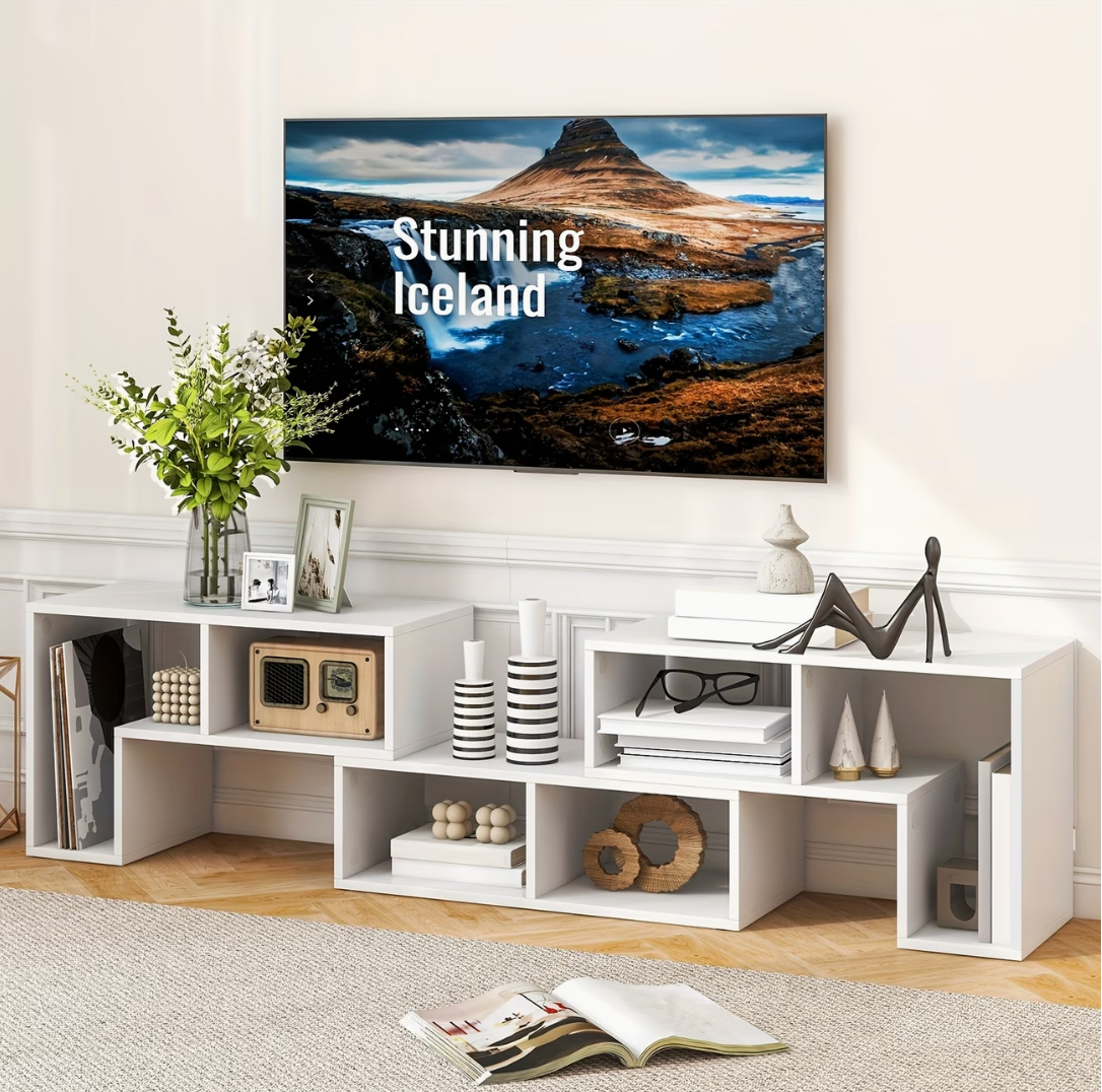 Meuble télé modulable blanc sous un téléviseur fixé au mur
