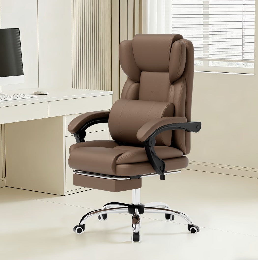 Siège de bureau ergonomique marron installé devant un bureau