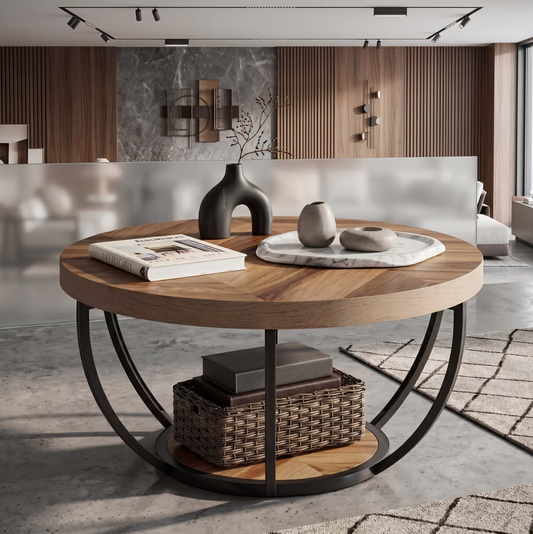 Table basse ronde bois et métal noir dans un salon contemporain, panier de rangement sur l'étagère basse