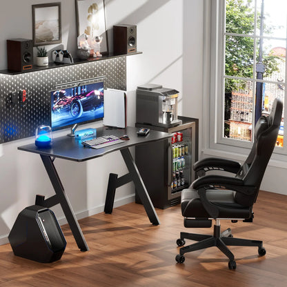 Bureau gamer fibre de carbone installé dans un bureau à domicile